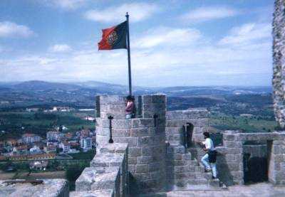 Bandeira Portuguesa hasteada no castelo de Bragança. Ao fundo, a bela vista sobre a cidade e os campos em redor