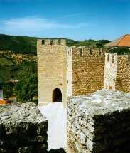 Entrada principal numa grande torre cúbica