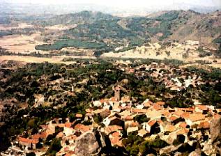 [Monsanto vista do castelo, com o seu casario fundido na paisagem a perder de vista]