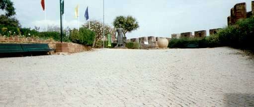 Praça calcetada no interior do castelo de Silves