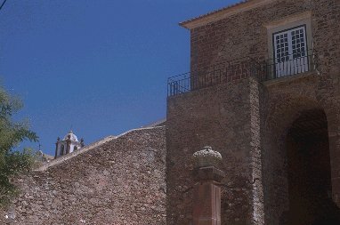 Porta da Cidade e Pelourinho. Bem visível a construção em grés de Silves, a pedra vermelha tão característica deste castelo