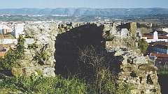 A serra dos Candeeiros vista do castelo de Alcobaça