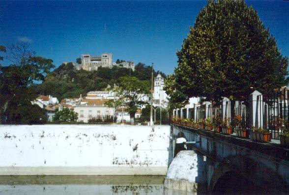 Rio Lis na cidade de Leiria, com o castelo como pano de fundo