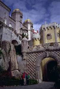 Entrada para o Palácio da Pena, em que as pedras se misturam com a construção humana num cenário revivalista