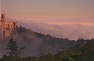 O palácio e a serra ao nascer do sol