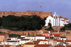Vista geral do castelo, com a igreja de Santa Maria do Castelo no branco e azul tão típicos da Estremadura