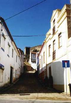 Rua D. Sancho I, de acesso ao castelo. É visível o "cotovelo" que a rua faz.