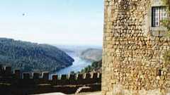 O castelo de Belver monta guarda ao rio Tejo