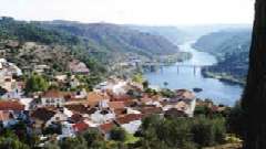 Vila de Belver vista do castelo, com o rio Tejo e a barragem de Belver ao fundo