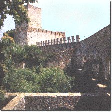 Muralha e torre do castelo vistas de dentro