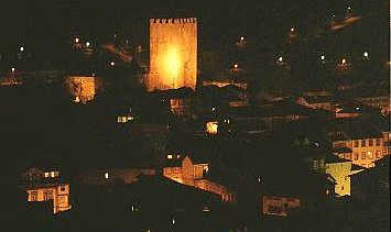 [Bairro do castelo, vista nocturna]