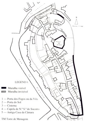 Planta do castelo, que tem forma oval alongada com a praça de armas sensivelmente ao centro