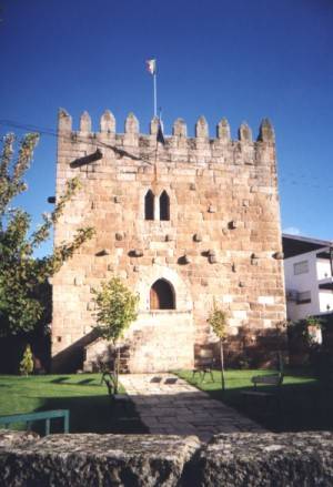 O Castelo é enquadrado por casas de habitação